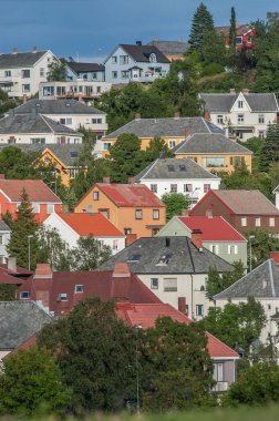Yamaçta farklı renklerde evler inşa edildi..