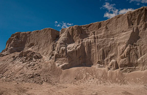 成堆的细粒沙会形成悬崖边 — 图库照片