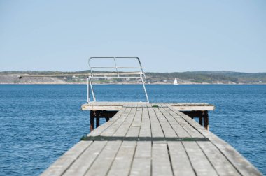 Bir bahar tahtasıyla tahta iskele yazın gelmesini bekliyor..