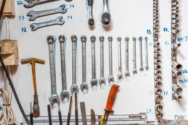 Araçlar sistematik olarak bir duvara dizilmiş.
