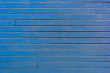 Mavi boyalı ahşap bir duvar.