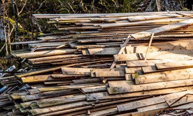 Eski tahta yığınları..