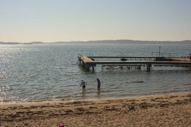 Neredeyse boş bir sahilde güneşli bir gün..