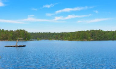 Yazın gölde dalış kulesi olan küçük bir şamandıra..