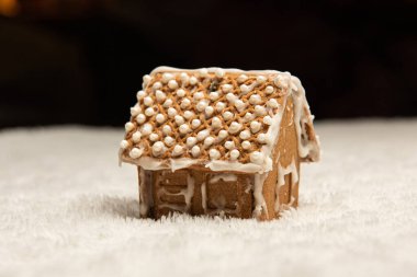 Düzgün dekore edilmiş zencefilli ekmek evi..