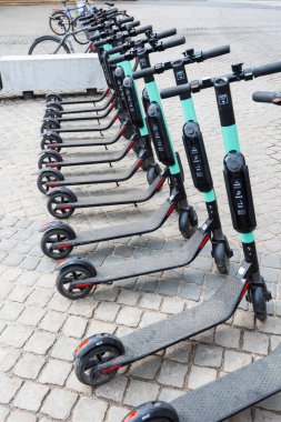 Elektrikli scooterlar düzgün park edilmiş ve kiralanmaya hazır..
