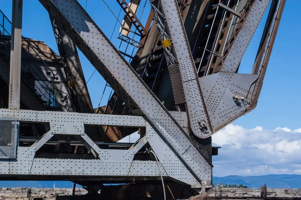 Details of a cantilever bridge in action