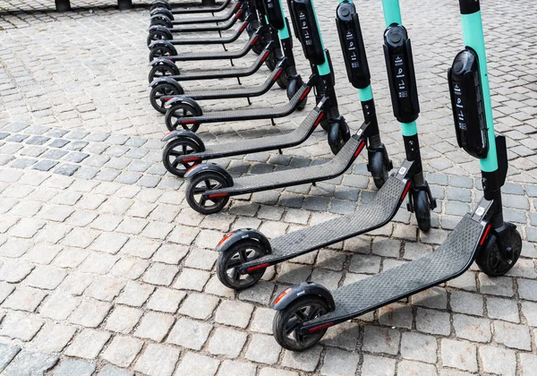 Elektro Roller Ordnungsgemäß Geparkt Und Zum Ausleihen Bereit — Stockfoto