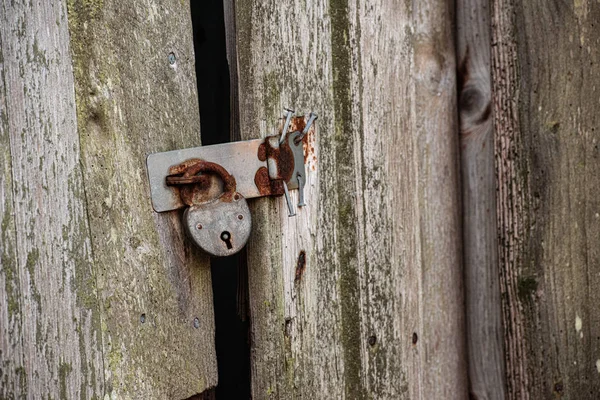 Viejo Candado Oxidado Una Puerta Madera — Foto de Stock