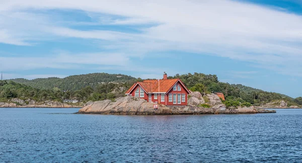 Une Maison Rouge Sur Une Petite Île — Photo