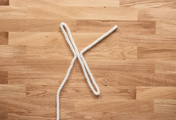 Der Buchstabe Geformt Mit Weißem Seil Auf Einem Holztisch — Stockfoto