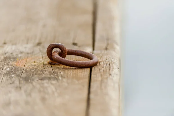 Drewniany Pokład Pomostu Zużytym Zardzewiałym Metalowym Pierścieniem Cumowania Łodzi — Zdjęcie stockowe