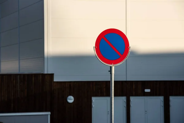 Geen Parkeerbord Voor Een Industrieel Gebouw — Stockfoto