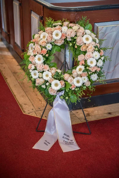 Kilisedeki bir cenazede sempati çelengi.