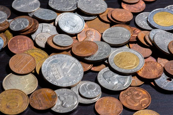 Verschiedene Arten Von Münzen Auf Einem Schwarzen Tisch — Stockfoto
