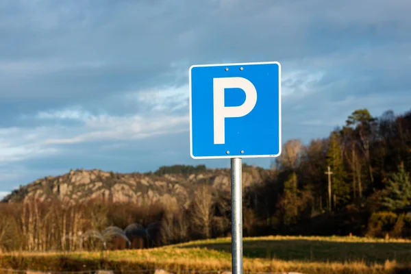 Señal Estacionamiento Permitido Árboles Montañas Fondo —  Fotos de Stock