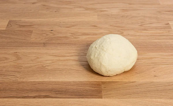 Tarwedeeg Rijzend Een Houten Tafel — Stockfoto