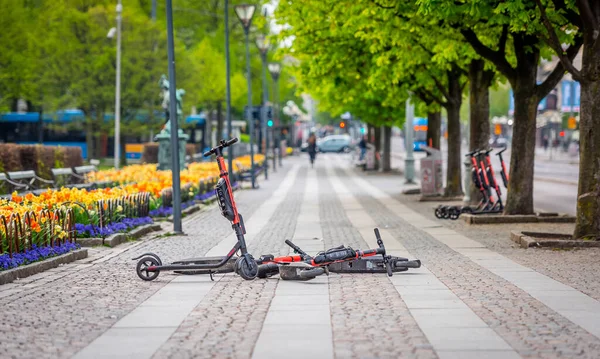 电单车躺在人行道上 对行人造成危害 — 图库照片