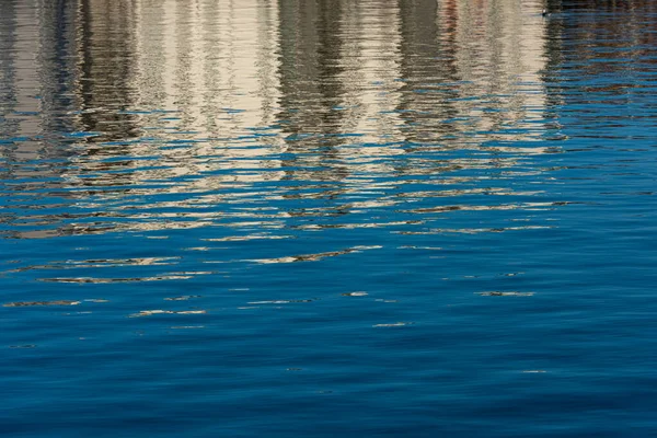 Wasser Mit Kleinen Wellen Spiegelungen Von Blauem Himmel Und Gebäuden — Stockfoto