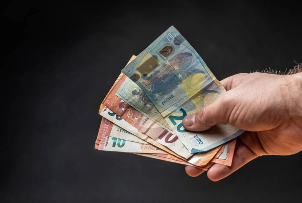 Mano Sosteniendo Algunos Billetes Banco Euros Frente Fondo Oscuro — Foto de Stock