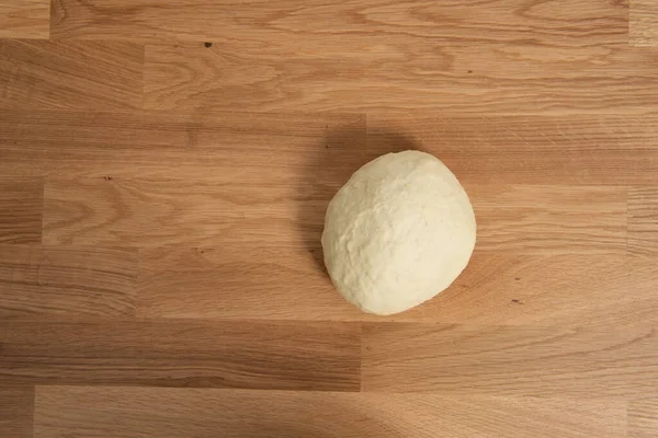 Masa Trigo Levantándose Sobre Una Mesa Madera — Foto de Stock