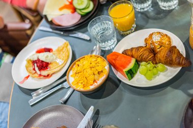 Meyve, tahıl, meyve suyu, ekmek ve krep ile otel kahvaltısı..