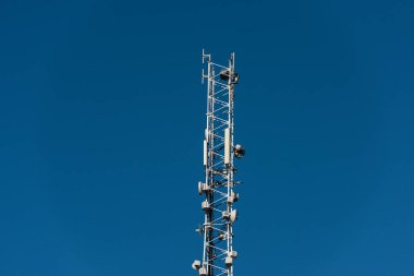 Hücresel antenler ve diğer iletişim ekipmanları ile iletişim pilonu.