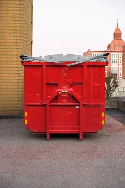 Roter Mülleimer Mit Traurigem Gesicht — Stockfoto