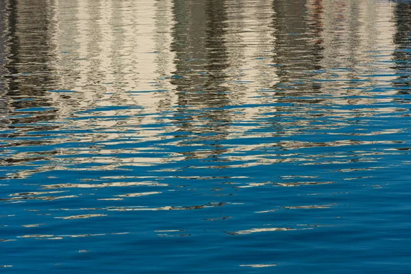 Wasser Mit Kleinen Wellen Spiegelungen Von Blauem Himmel Und Gebäuden — Stockfoto