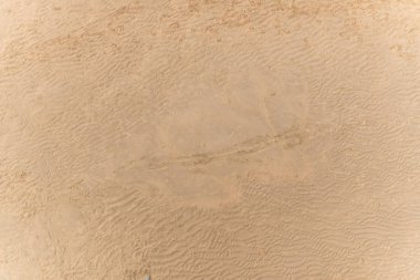 Kumsal, yukarıdan görünen ayak izleri..