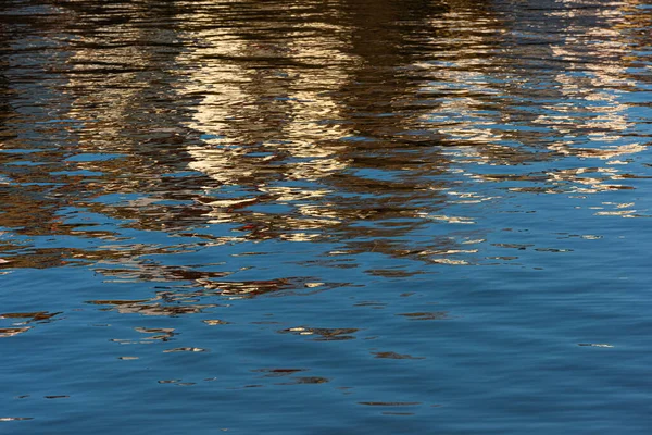 Água Com Ondas Pequenas Reflexões Céu Azul Edifícios — Fotografia de Stock