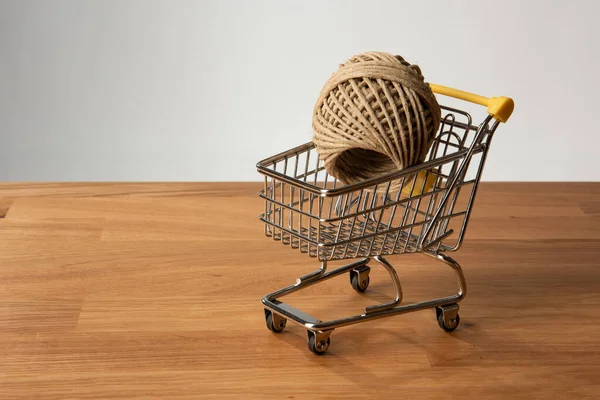 Una Bola Cordel Carrito Compras — Foto de Stock