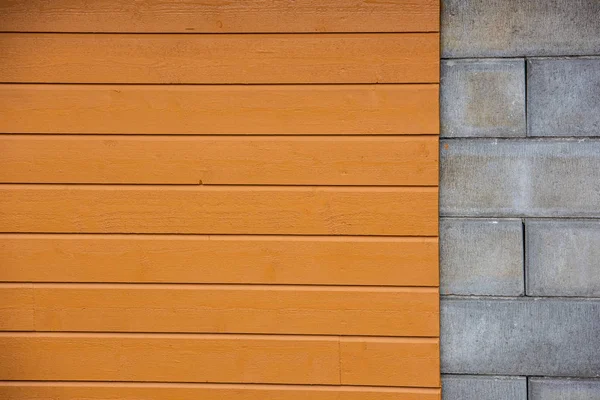 Stěna Dílčími Betonovými Bloky Částečně Žluté Dřevěné Obložení — Stock fotografie