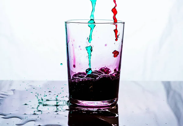 Bicchiere Riempito Liquido Rosa Verde Fondo Bianco — Foto Stock