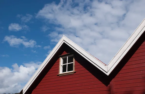 Kırmızı Duvar Bir Evin Çatısı Beyaz Ayrıntılı Bir Pencere — Stok fotoğraf