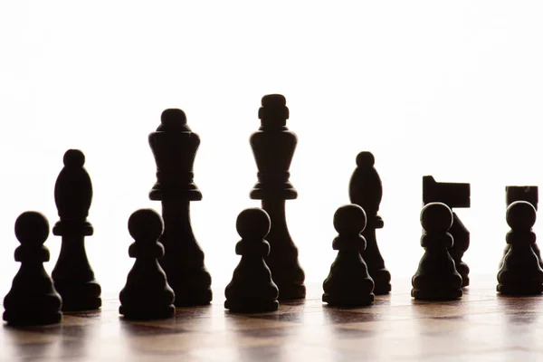 ボード上のチェスの駒 白を基調としたバックライト — ストック写真