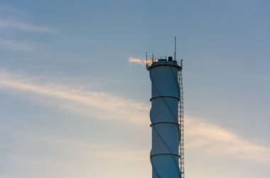 Bir ısıtma tesisinin büyük hunisi..