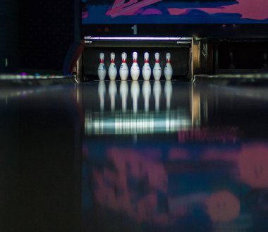 Bowling sahasına bakıyorum, topun vurmasını bekliyorum..