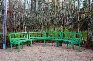 Parktaki yeşil ahşap banklar