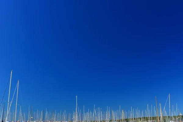 Mástiles Veleros Puerto Deportivo Contra Cielo Azul Profundo — Foto de Stock