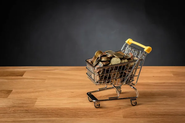 Carrito Lleno Monedas Una Mesa Madera —  Fotos de Stock