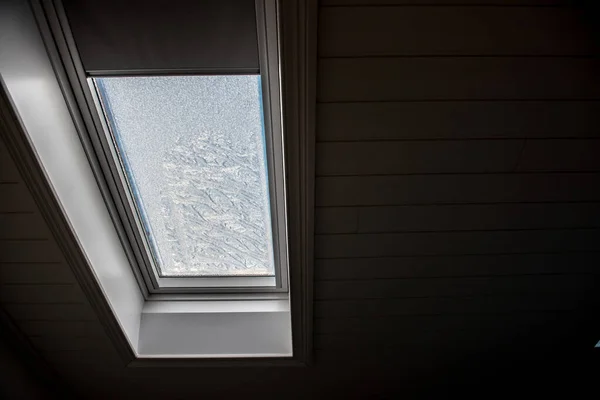Fenêtre Toit Vue Intérieur Par Une Journée Froide — Photo