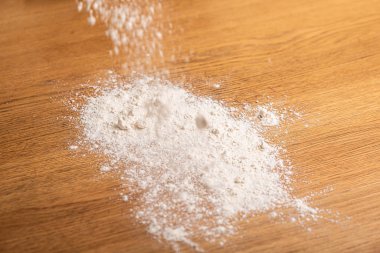 Un ahşap bir masaya yayılmış..