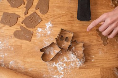 Zencefilli kurabiyeler yapılıyor..