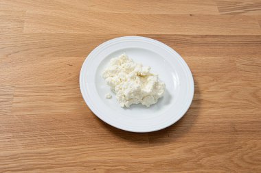 Ahşap bir masada mozarella tabağı..