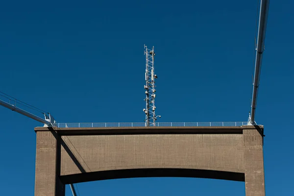 Pilone Comunicazione Sulla Cima Una Torre Ponte Sospeso — Foto Stock
