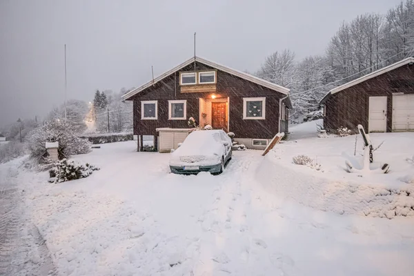 Vialetto Innevato Una Casa Marrone Inverno — Foto Stock