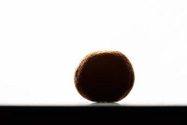 Bir masada mandalina portakalı (Citrus reticulata). Beyaz bir arkaplan üzerinde ışıklandırma.