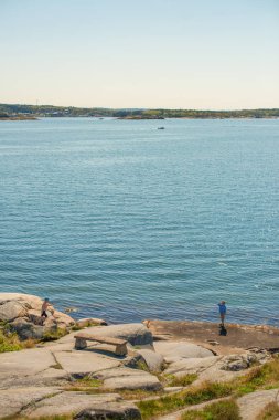 Güneşli kayalıklarda oynayan çocuklar.