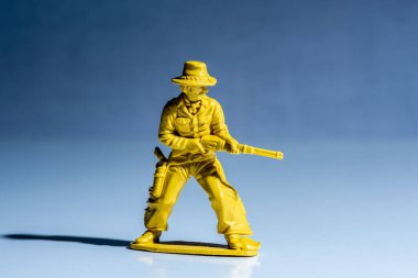 Sarı kovboy plastik oyuncak figürü.